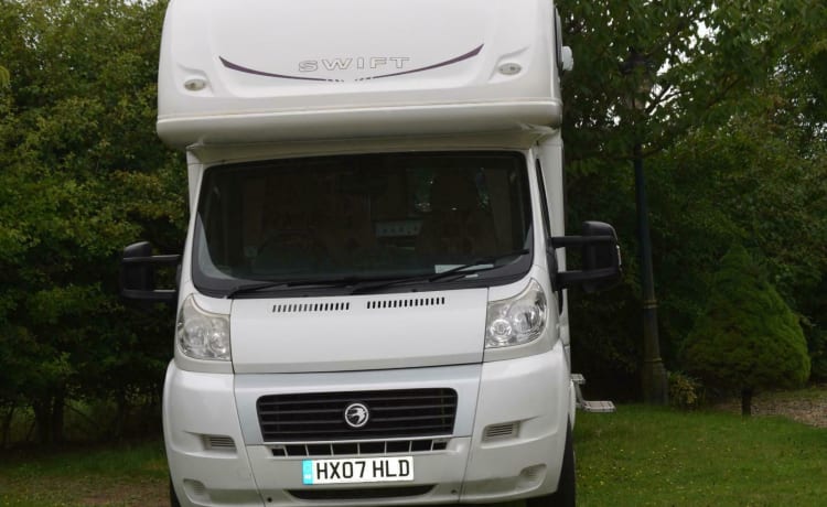 Susie – 5-persoons huisdiervriendelijke camper, gelegen tussen Brighton en Gatwick