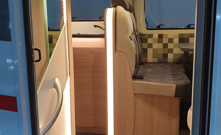 Luxe Sunlight  – Beautiful richly equipped Camper, very fresh and very young.