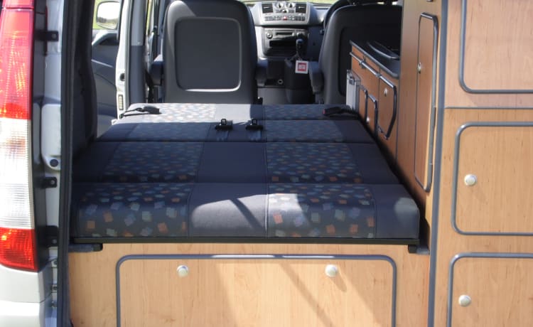 Dougal – 4-persoons Mercedes-Benz campervan uit 2010