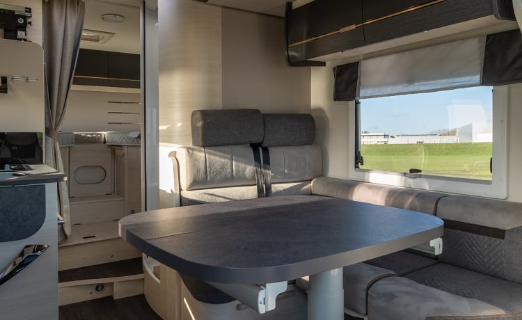 Chausson-2 – Nouveau semi-intégré avec transmission automatique, agencement fantastique