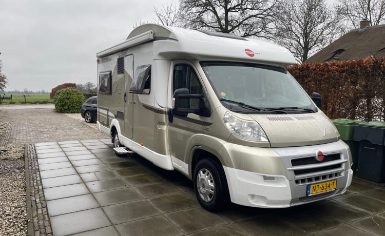 Golden Bürstner - Luxe 4 pers. camper met vast Frans bed en een hefbed