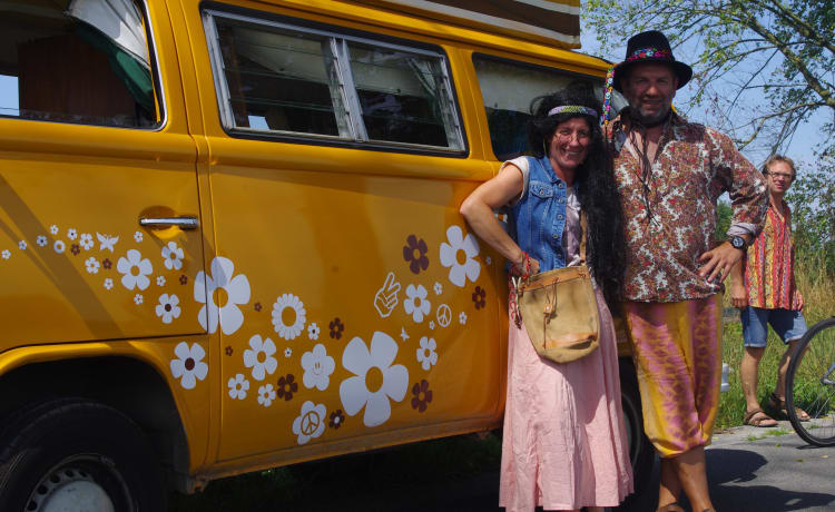 DEVON – louez un bus hippie original de 1976 !