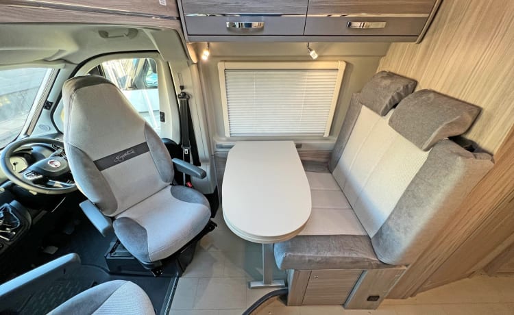 Betty George – Elddis 4-persoons automatische campervan 2024