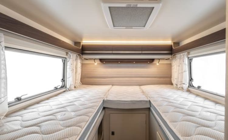 Super camper with 5 fixed beds! 2023