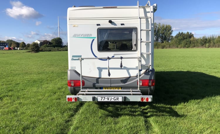 Ideal family camper Hymer B574, Airco, Fixed bed and Drop-down bed 5 pers, 2.8 Turbo