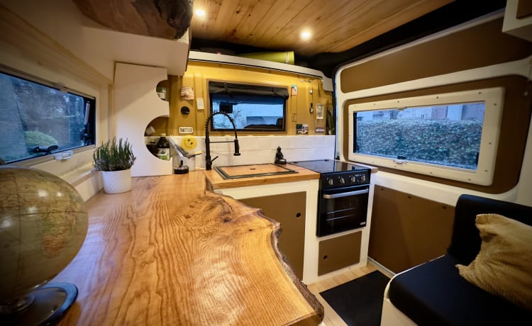 Falkor – "Falkor" ; OFF-GRID Bus Camper Citroën Jumper L3H2 / 2P.