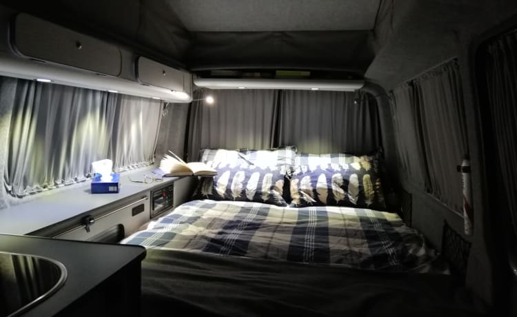 Camper automatico VW a 4 posti: completamente assicurato e pronto per esplorare