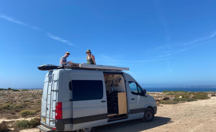 Keesie – Volkswagen Crafter Off-Grid Buscamper met Dakterras