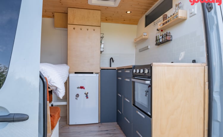 Keesie – Volkswagen Crafter Off-Grid Bus Camper mit Dachterrasse