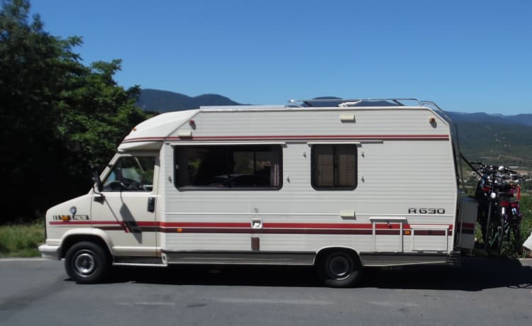 Nostalgic Oldtimer on LPG, 2/4p, fixed bed, roof racks.