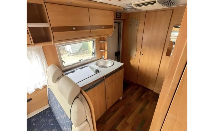 Camper familiare con letti a castello, 6 Person Sunlight Alcove del 2009