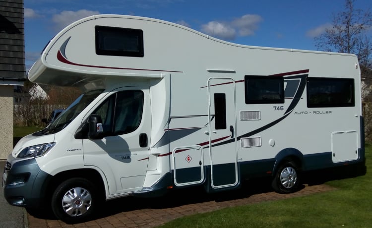 NC500 Highland Tourer – Motorhome Auto Roller 746 con 6 posti letto - ideale per NC500 e Highlands