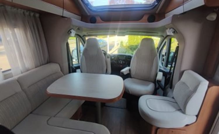 2p Hymer cl 588 semi-integrated uit 2014