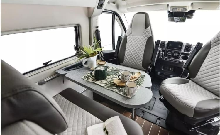 Luxury Mobilvetta Admiral 5.1 (Buttercup)