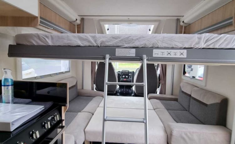 Betty Bob – Betty Bob is een luxe automatische camper met 5 zitplaatsen en 6 slaapplaatsen uit 2021, perfect