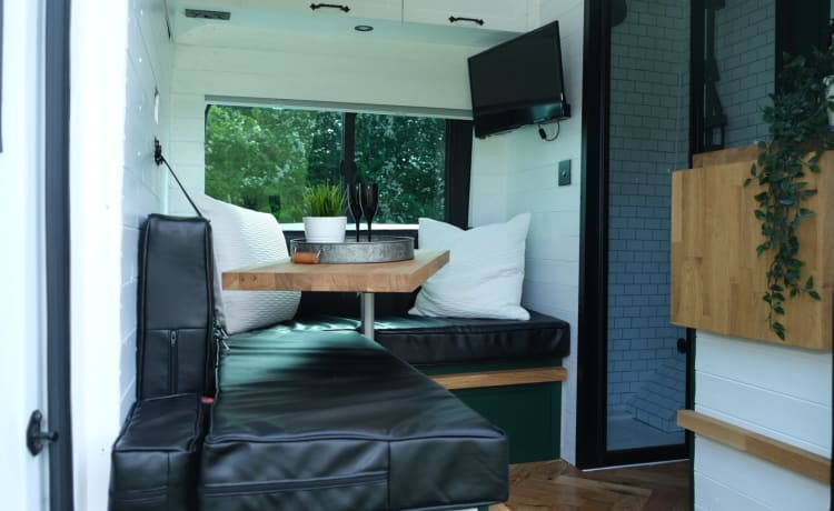 Angus – Schitterende 4 persoons Campervan met Kingsize bed