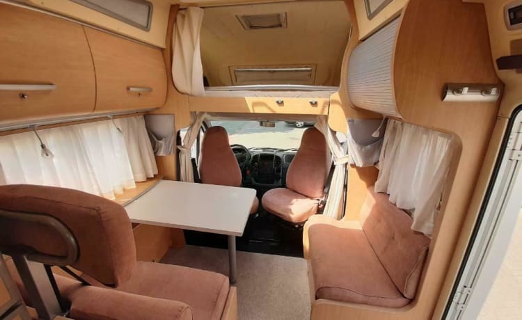 Camper 5 – Camper 5 - Fiat Ducato - Il camper ideale per famiglie con 2 letti a castello.