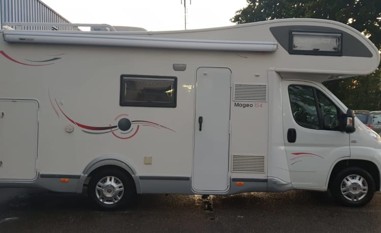 Mooie 6 pers. + 2* airco Challenger Alkoof camper