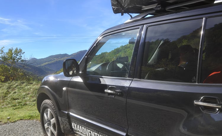 4x4 Mitsubishi Pajero mit großem Dachzelt