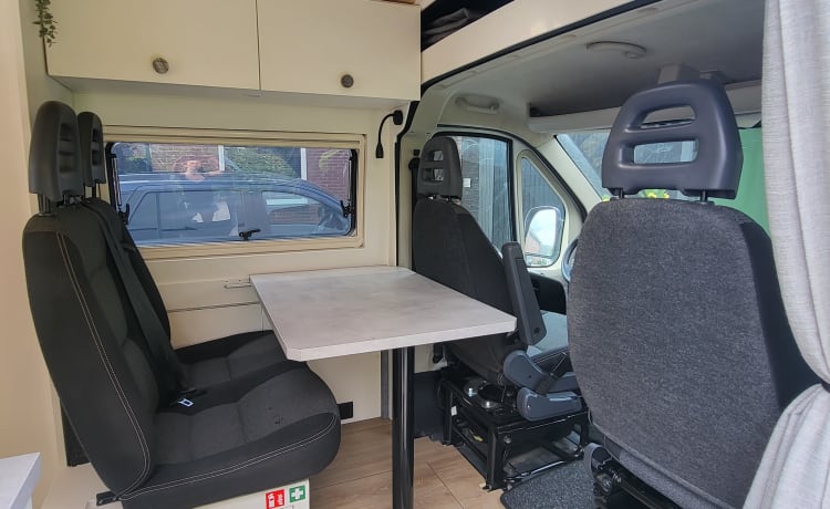 Pura Vida Van – 3-person bus camper built in 2023