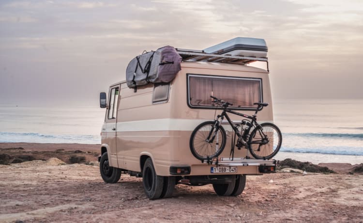 Germaine – Unieke Mercedes oldtimer en off grid camper