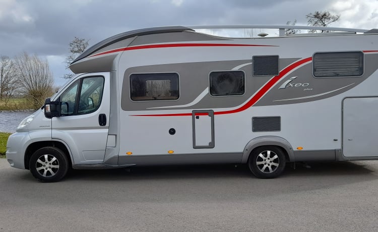 Luxury motorhome 4 persons automatic.