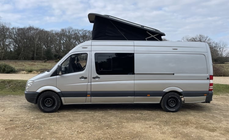 Jim – 'Jim' Luxuriöser Mercedes Sprinter Expedition Campervan Aufstelldach für 5 Personen