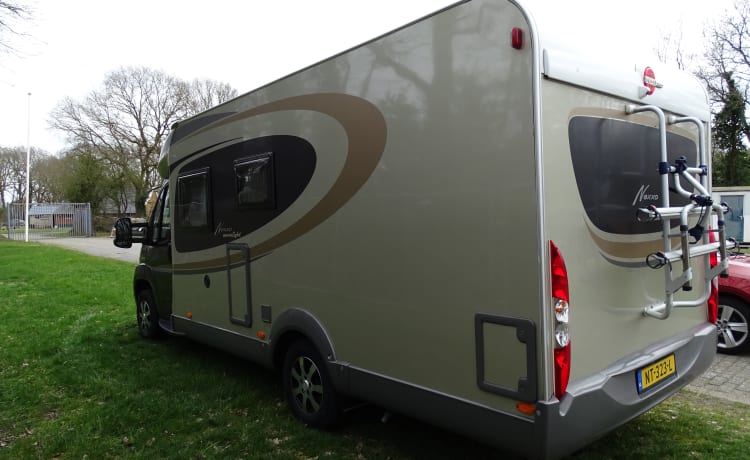 Moonlight – Wonderfully comfortable Bürstner semi-integrated motorhome