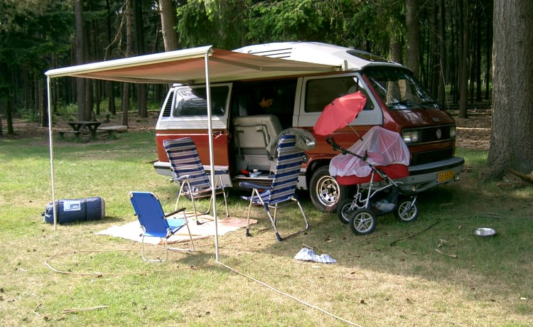 originele retro volkswagen T3 dehler met complete kampeeruitrusting.