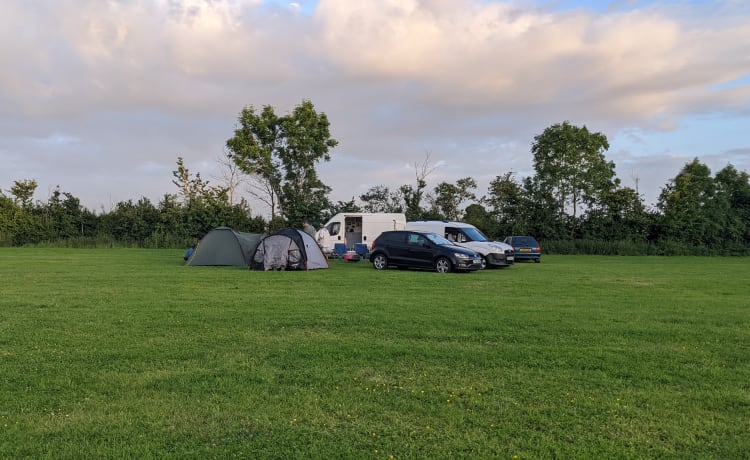 Eugene – Camping-car hors réseau pratique, confortable et spacieux