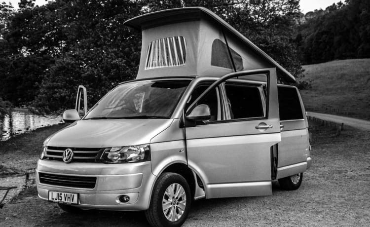 Silver VW Camper – Luxury VW Camper Lake Windermere