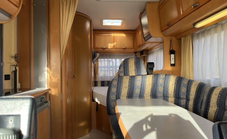Hymer B575, AUTOMATIC, Air conditioning, Fixed bed and Lift-down bed 5 pers. sleeping/seating