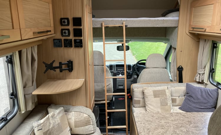 Elvis  – 2012 Elddis Majestic 100 met 4 slaapplaatsen