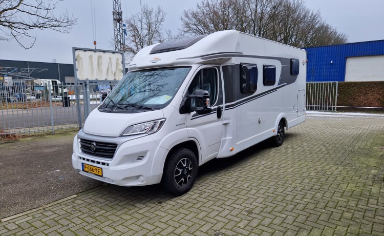 Carado T447 - Ruime en luxe 4 persoons camper