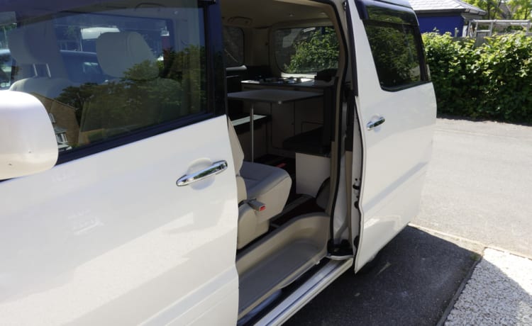 White Camper – Toyota Alphard Family Campervan für Ihren Aufenthalt