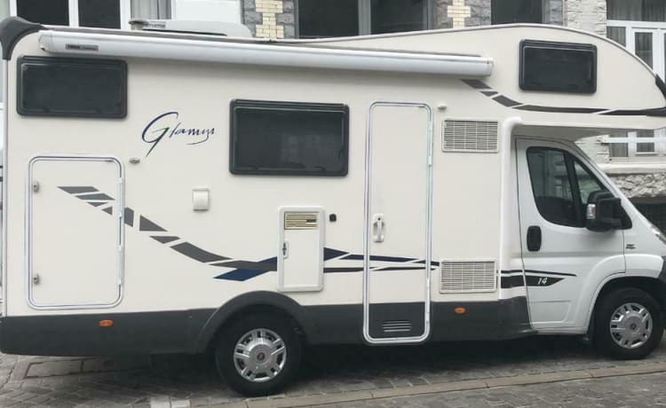 Louis, Camper to Go – Luxueux, spacieux et confortable Mc Louis Glamys 14, climatisés, lits superposés