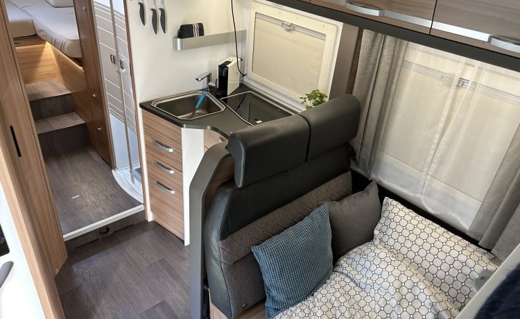 5p Adria Coral XL 670 SL uit 2020 (alkoof)