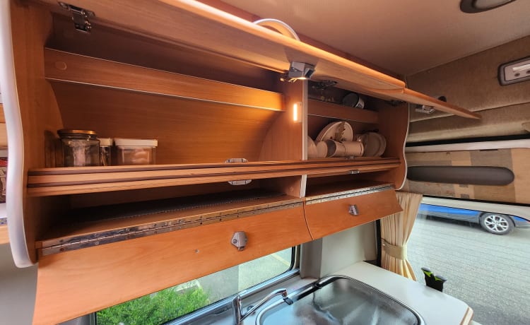 Bertha – Compacte camper met 2 slaapplaatsen - symbool voor automatische slaapplaatsen 2008