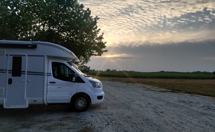 De Camper Van Coppens – Envie d'une aventure automnale inoubliable avec le mobil-home ? 🚐🌞⛰️🌲🪵