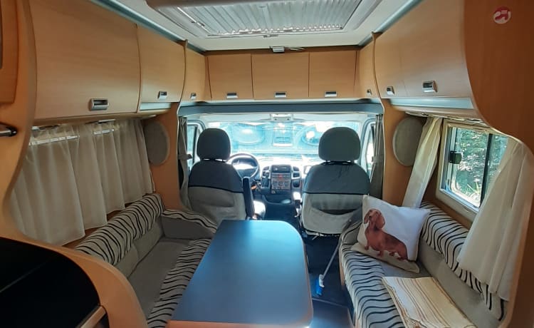 Laika camperverhuur - Kreoss 3008 met 4 bedden