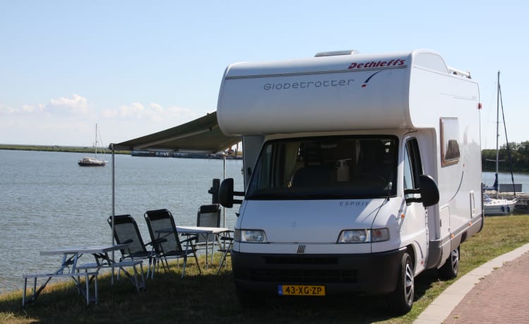 Lola Frisia – Compacte volledig ingerichte 6 persoons camper met stapelbed top indeling