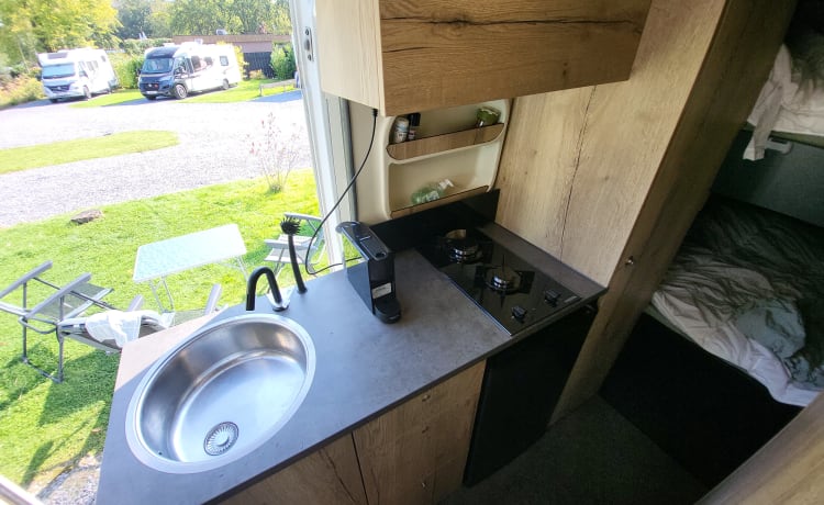 Camperbus avontuurlijke familiecamper 4 personen