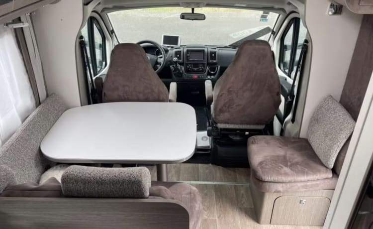 Bo – ⭐️⭐️⭐️ Camping-car super semi-intégré 2-4 personnes ⭐️⭐️⭐️ 