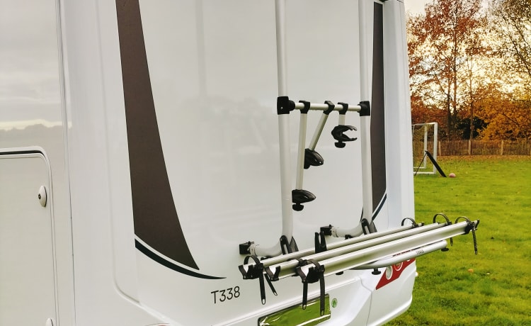 B45 – From 2022!! Good new 4 pers. camper with longitudinal beds and pull-down bed