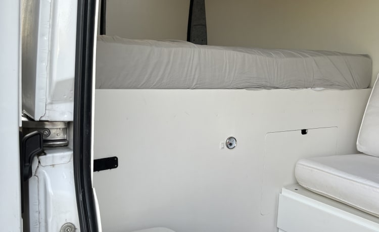 Fiat Ducato buscamper voor 2/3 personen en mogelijkheid extra babybed 