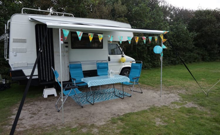 Nice family retro camper (still room in the summer!)