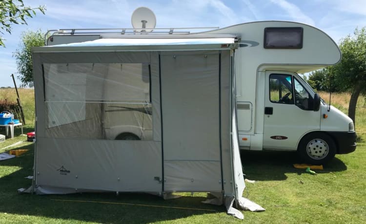 Winston – Spacious and complete 6p family camper with alcove