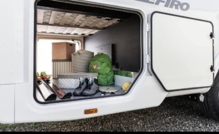 Wohnmobil mit 4 Betten und separatem Schlafzimmer mit Doppelbett