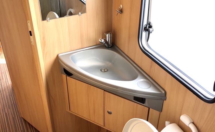 Very nice and complete spacious family camper for 2-4 persons