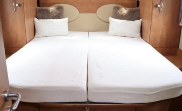 Rijdende hotelsuite – Super luxurious 2.5 person Carthago Chic C-Line with French island bed